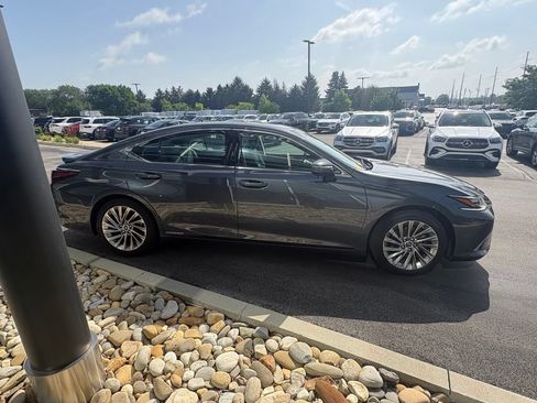 Used 2022 Lexus ES 300h w/ Accessory Package FWD image 5