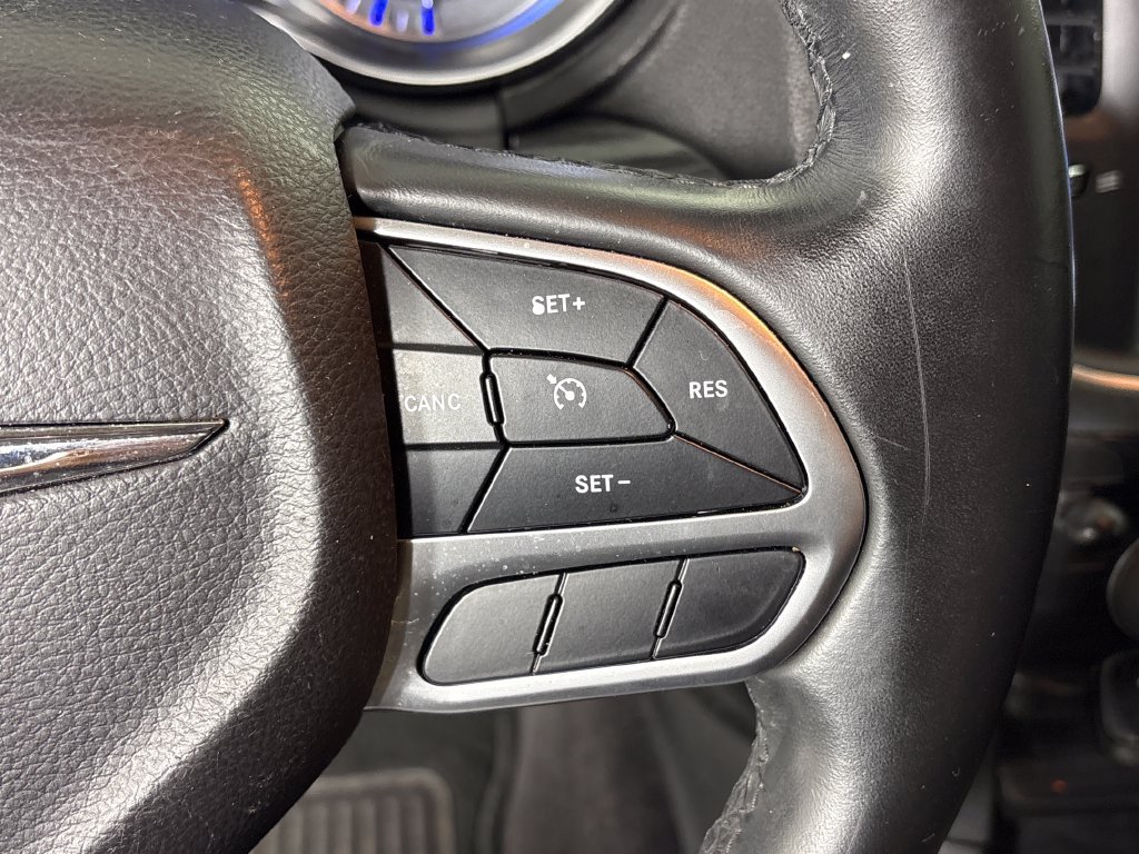 Used 2018 Chrysler 300 Touring w/ Chrome Appearance Package RWD image 20