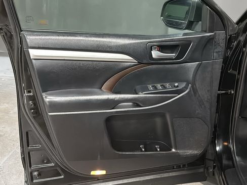 Used 2019 Toyota Highlander XLE AWD/4WD image 9