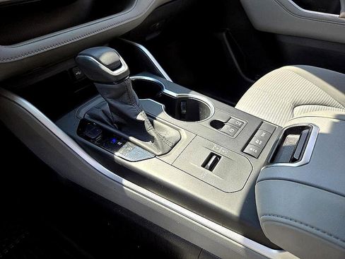 Used 2020 Toyota Highlander LE image 23