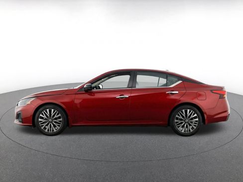 Used 2025 Nissan Altima 2.5 SV FWD image 9