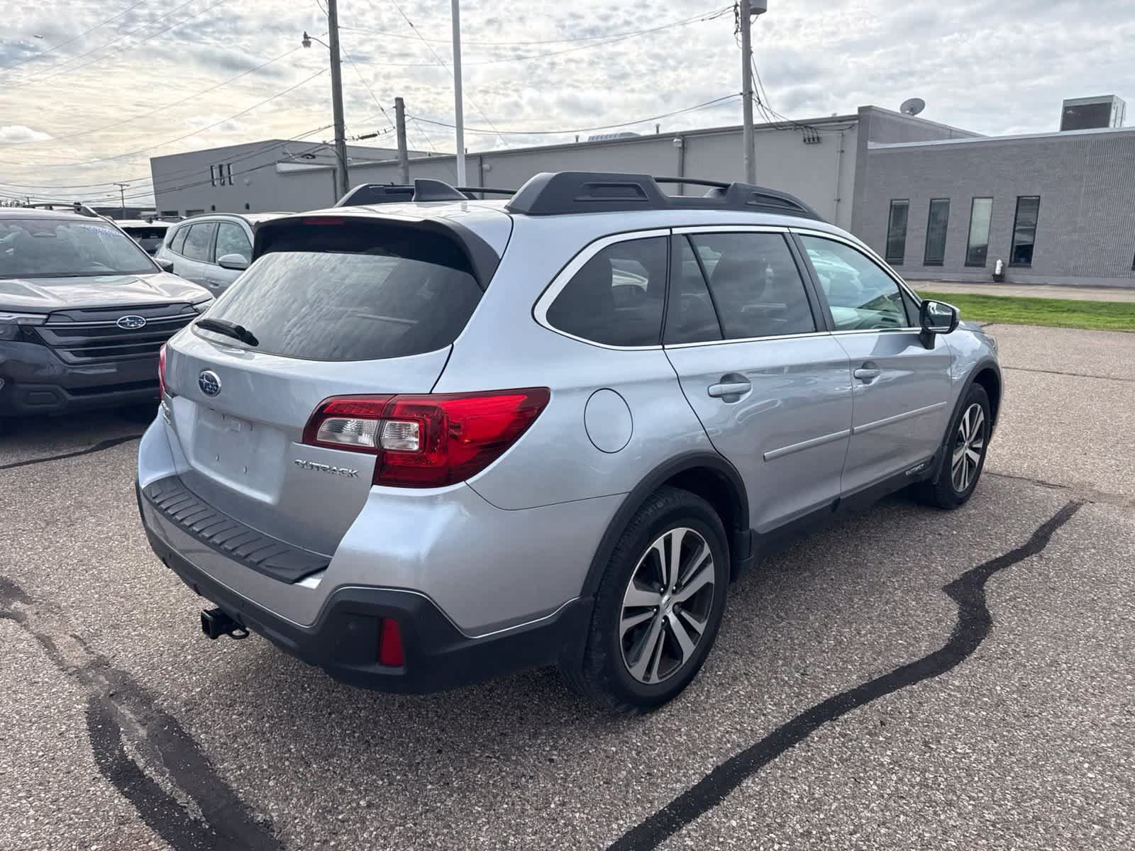 Used 2018 Subaru Outback 2.5i Limited AWD/4WD image 3
