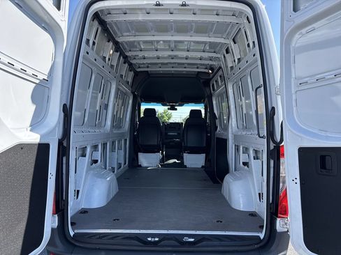 Used 2025 Mercedes-Benz Sprinter 2500 image 12