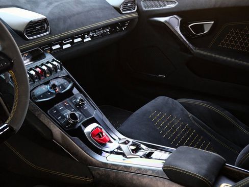 Used 2018 Lamborghini Huracan Performante image 22