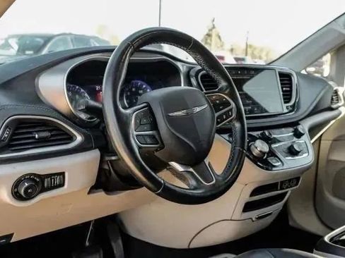 Used 2021 Chrysler Pacifica Touring-L image 17