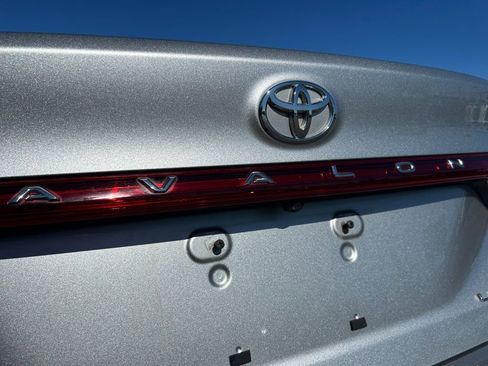 Used 2019 Toyota Avalon Limited image 31