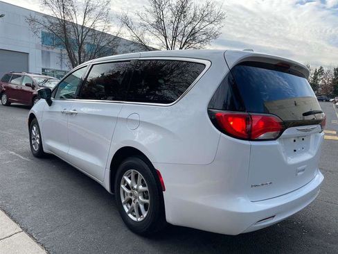 Used 2017 Chrysler Pacifica LX image 5