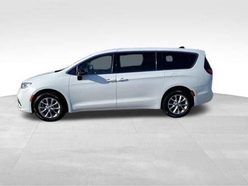 Used 2025 Chrysler Pacifica Select image 4