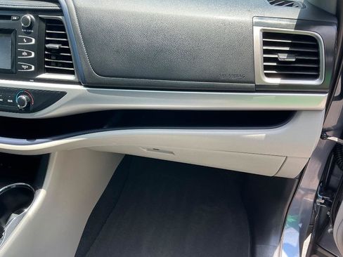 Used 2019 Toyota Highlander LE FWD image 18