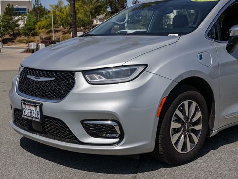 Used 2023 Chrysler Pacifica Limited FWD image 10