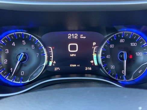 Used 2024 Chrysler Pacifica Touring-L image 15