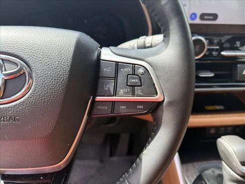 Used 2024 Toyota Highlander Platinum AWD/4WD image 16