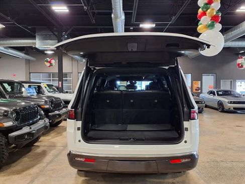 Used 2022 Jeep Wagoneer Series III w/ Premium Group I image 10