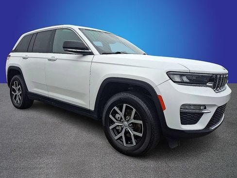Used 2024 Jeep Grand Cherokee Limited AWD/4WD image 3