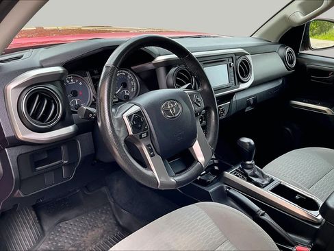 Used 2017 Toyota Tacoma SR5 AWD/4WD image 18