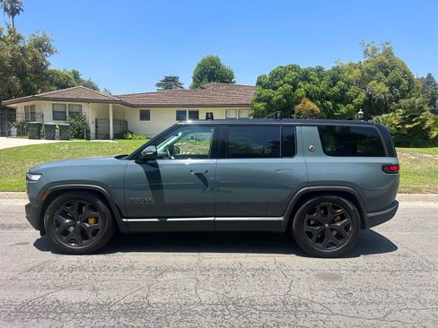 Used 2025 Rivian R1S Premium AWD/4WD image 5
