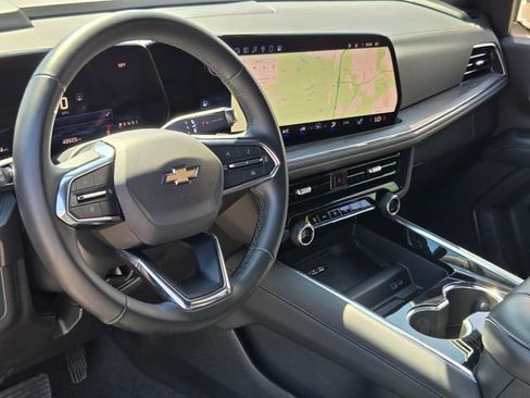 Used 2025 Chevrolet Suburban LT RWD image 8