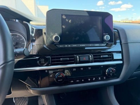 Used 2025 Nissan Pathfinder SV AWD/4WD image 6