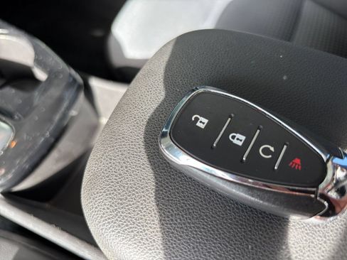 Used 2025 Chevrolet Trax LT FWD image 21