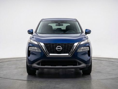 Used 2025 Nissan Rogue SV image 2