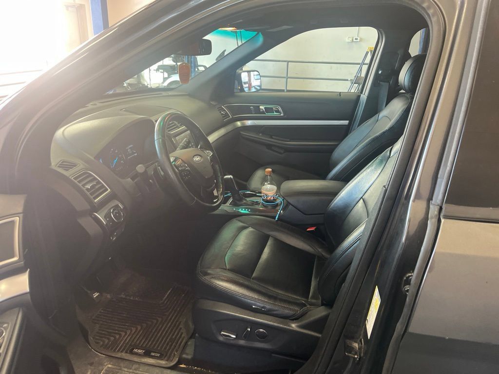 Used 2016 Ford Explorer XLT w/ Equipment Group 202A FWD image 4