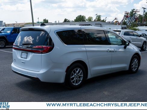 New 2025 Chrysler Pacifica Select w/ Uconnect Theater Family Group image 6