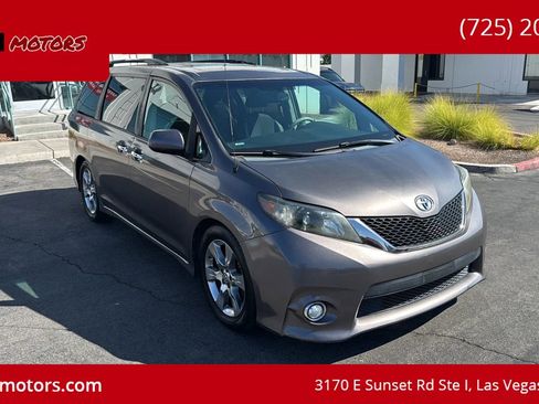 Used 2013 Toyota Sienna SE image 3