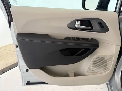 Certified 2024 Chrysler Pacifica Touring-L image 11