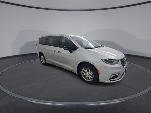 New 2026 Chrysler Pacifica Select image 2