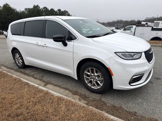 Used 2025 Chrysler Pacifica Select video 2