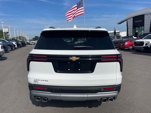 Used 2025 Chevrolet Traverse LT image 4