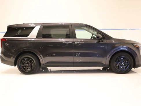 Used 2025 Kia Carnival FWD image 6