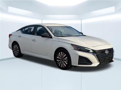 Certified 2025 Nissan Altima 2.5 SV FWD image 9