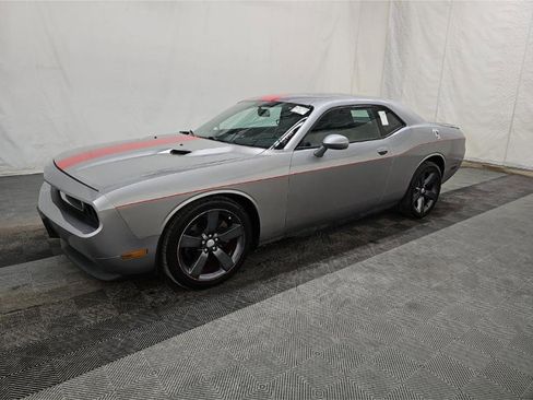 Used 2013 Dodge Challenger SXT image 2