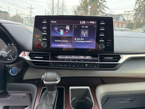 Used 2024 Toyota Sienna XLE image 18