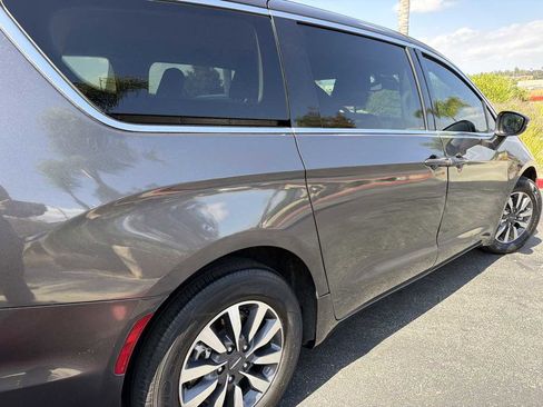 Used 2023 Chrysler Pacifica Touring-L FWD image 13