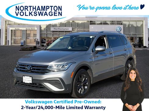 Used 2022 Volkswagen Tiguan SE image 1