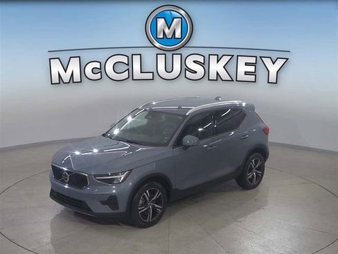 Used 2023 Volvo XC40 B5 Core image 1