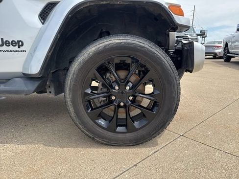 Used 2023 Jeep Wrangler Unlimited Sahara AWD/4WD image 9