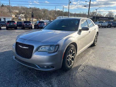Used 2016 Chrysler 300 S image 4