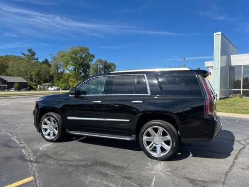 Used 2018 Cadillac Escalade Luxury image 4