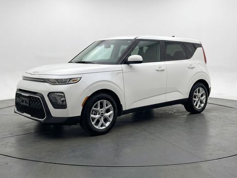 Used 2025 Kia Soul LX w/ LX Technology Package image 3