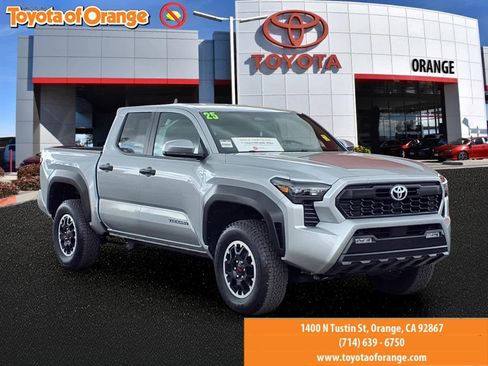 Certified 2025 Toyota Tacoma TRD Off-Road AWD/4WD image 1