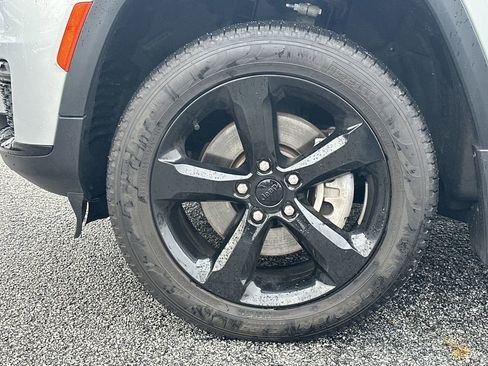 Used 2024 Jeep Grand Cherokee L Limited w/ Black Appearance Package image 11