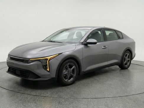 Used 2025 Kia K4 LXS image 3