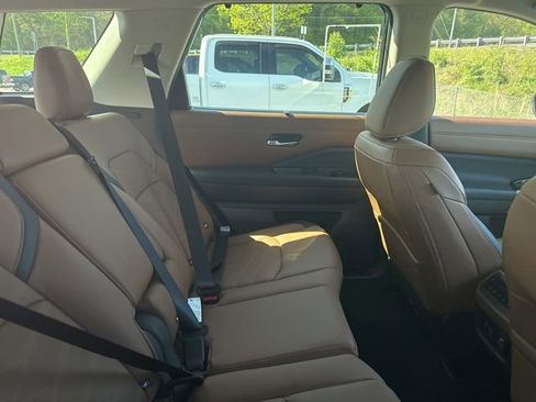 Used 2025 Nissan Pathfinder Platinum w/ Cargo Package image 16