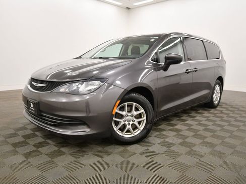 Used 2017 Chrysler Pacifica Touring FWD image 2