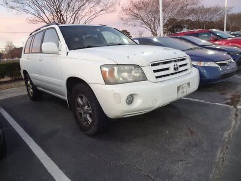 Used 2005 Toyota Highlander 2WD V6 w/ 3rd Row image 3