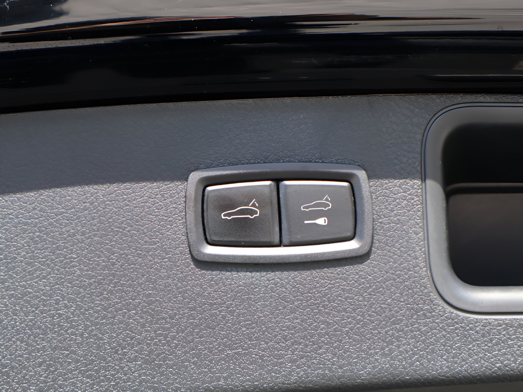 Used 2023 Porsche Macan Turbo AWD/4WD image 17