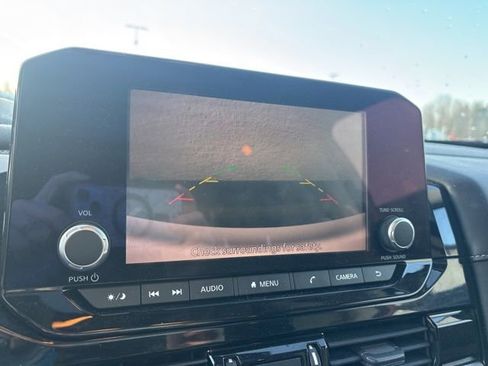 Used 2022 Nissan Pathfinder SV w/ SV Premium Package image 16